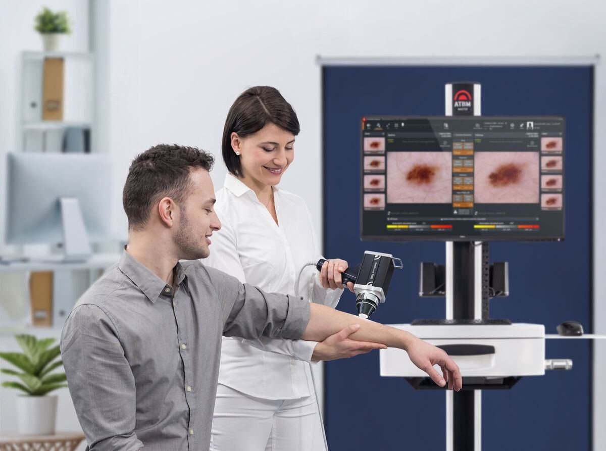 Dermatology exam with the medicam 1000s camera, Mosaic View screen in the background.