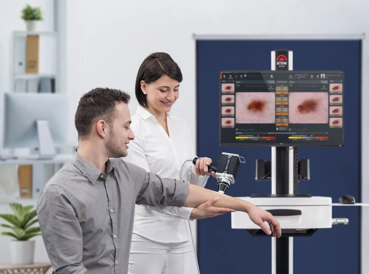 Examen dermatologique avec la caméra medicam 1000s, écran Mosaic View en arrière-plan.